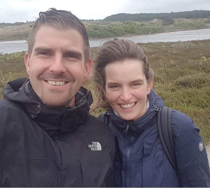 Keith en Maartje in op het strand